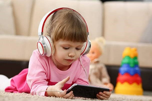طفلة ترتدي سماعات أذن طفلة ترتدي سماعات أذن